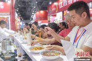 八字批算“嗦粉”经济火热 中国多地“食力”出圈