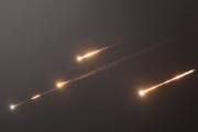 八字批算伊朗以导弹齐射回应以色列的大规模袭击
